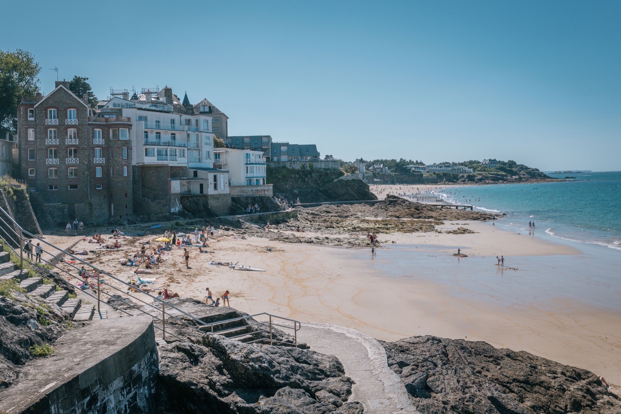 Vue sur la plage et le littoral de Dinard, sur la Côte d’Émeraude